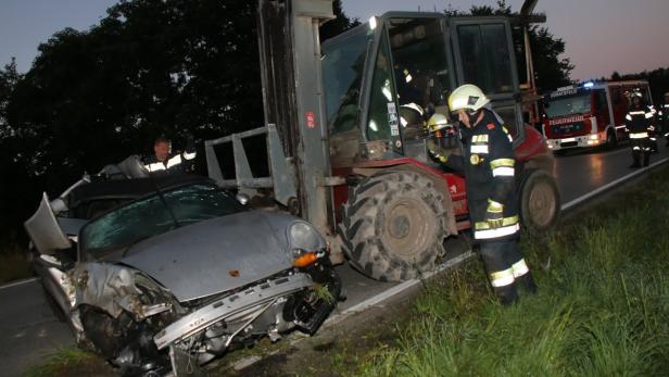 Feuerwehr Euratsfeld barg den völlig zerstörten Porsche