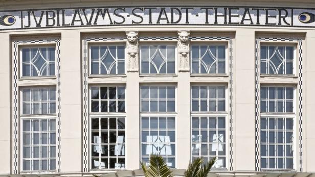 Die Fassade des Jubiläums-Stadttheaters mit seinen hohen Fenstern.