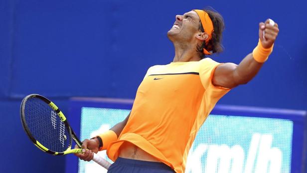 Rafael Nadal jubelt mit erhobener Faust und Tennisschläger in der Hand.