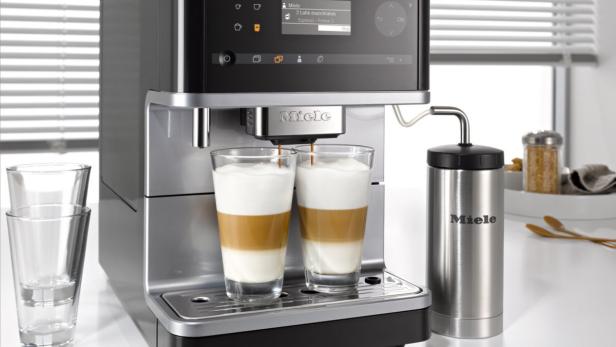 Der Stand-Kaffeeautomat „CM6“ ermöglicht mithilfe einer „DirectSensor“-Bedienung und einem TFT-Display eine unkomplizierte Handhabung. Das „AromaticSystem“ sorgt für intensives Kaffeearoma. Ab € 999,– von Miele, .