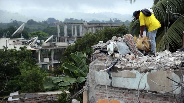 Nach dem Erdbeben in Ecuador werden noch 130 Menschen vermisst.