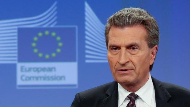 Ein Mann steht vor einem Hintergrund der Europäischen Kommission.