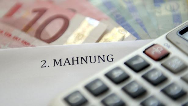 THEMENBILD-PAKET: EURO/SCHULDEN/WÄHRUNG APA5368814-3 - 28092011 - WIEN - ÖSTERREICH: Themenbild: Eine Mahnung, Geldscheine und ein Taschenrechner. Illustratiion zum Thema Währung, Schulden und Euro aufgenommen am 26. September 2011. APA-FOTO: ROLAND SCHLAGER