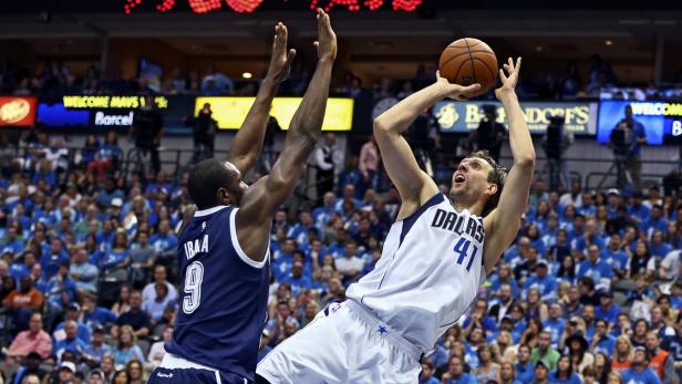Dirk Nowitzki beim Wurf, verteidigt von Serge Ibaka.