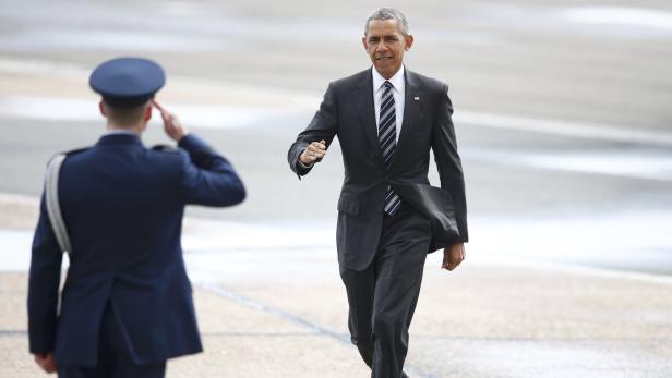 Barack Obama wird von einem Soldaten gegrüsst.