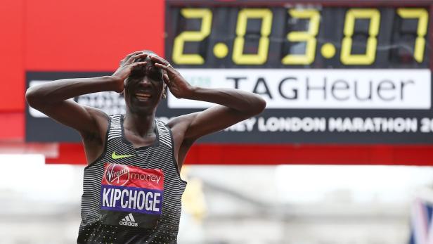 Eliud Kipchoge feiert seinen Sieg beim London Marathon mit einer Zeit von 2:03:07.