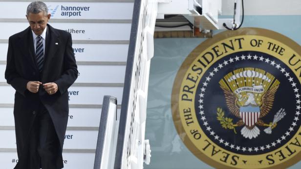 Barack Obama verlässt ein Flugzeug in Hannover, neben dem sich das Siegel des Präsidenten befindet.