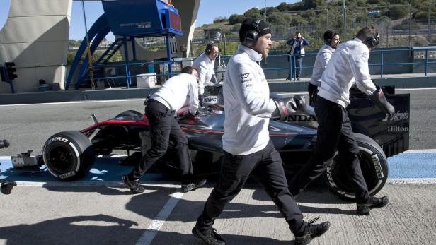 Gewohntes Bild: Der McLaren von Jenson Button musste wieder einmal weggeschoben werden.