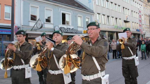 Großer Zapfenstreich der Militärmusik darf bei der Angelobung des Jägerbataillons 12 nun doch außerhalb der Kaserne Amstetten stattfinden