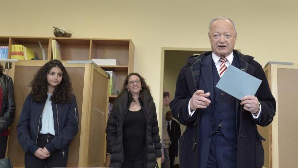 ÖVP-Kandidat Andreas Khol war früh in seinem Wahllokal. Es gehe ihm &quot;hervorragend&quot;, sagte er bei seiner Stimmabgabe.