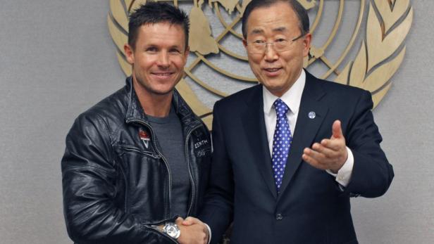 Pilot Felix Baumgartner of Austria (L) shakes hands with U.N. Secretary-General Ban Ki-moon during a photo opportunity at the UN headquarters in New York, October 23, 2012. REUTERS/Eduardo Munoz (UNITED STATES - Tags: POLITICS)