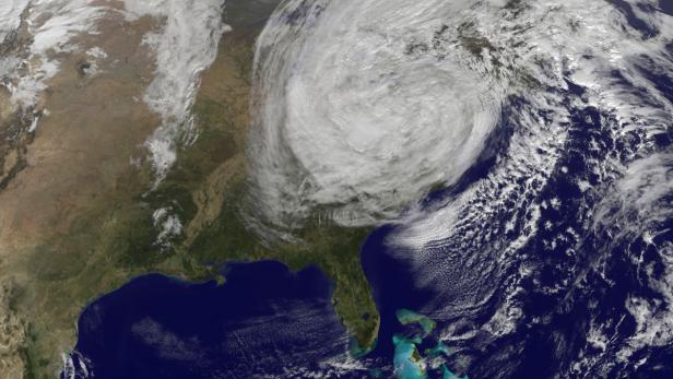 Rang 3: Hurrikan Sandy, der von 22. bis 29. Oktober die USA in Atem hielt. Der zehnte Sturm der Hurrikansaison bildete mit einem Durchmesser von fast 1800 Kilometer das ausgedehnteste jemals gemessene Sturmgebiet im Atlantik. Rund 120 Tote forderte Sandy - und das kurz vor den US-Wahlen.