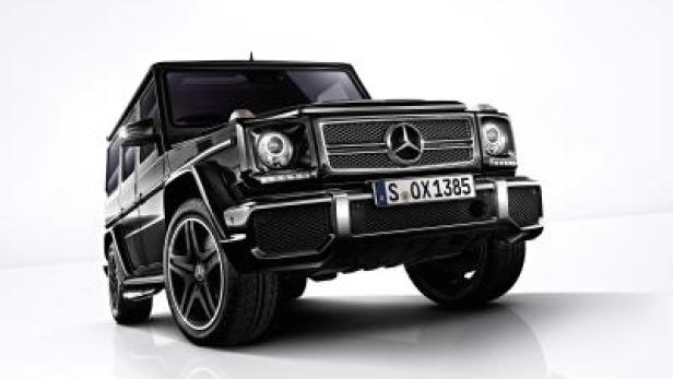 Ein schwarzer Mercedes-Benz G-Klasse steht auf einem weißen Hintergrund.