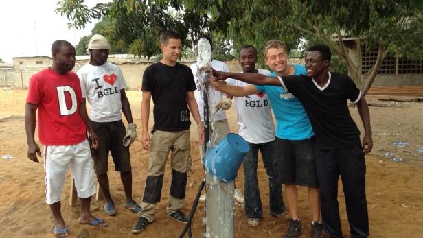 Die HTL-Schüler bauten gemeinsam mit den afrikanischen Schülern den Brunnen und einen Wasserturm für sauberes Trinkwasser.