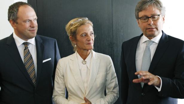 Austrian State broadcaster (ORF) head Alexander Wrabetz (R) gestures next to the newly elected television director Katarina Zechner (C) and financial director Richard Grasl after a board meeting (Stiftungsrat) in Vienna September 15, 2011. REUTERS/Leonhard Foeger (AUSTRIA - Tags: POLITICS MEDIA)