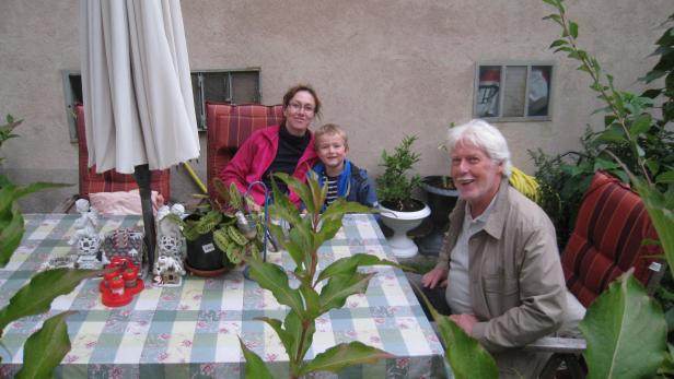 Anton Hendrich freut sich mit Nachbarn über ein Gartenidyll vor der Haustür