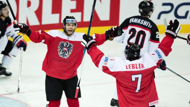 Österreichische Eishockeyspieler jubeln während eines Spiels.