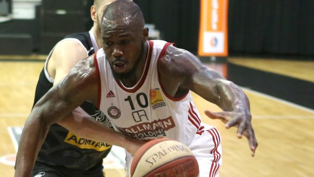 Ein Basketballspieler dribbelt den Ball während eines Spiels.