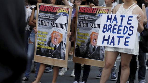 Plakate, die Donald Trump als Hitler darstellen