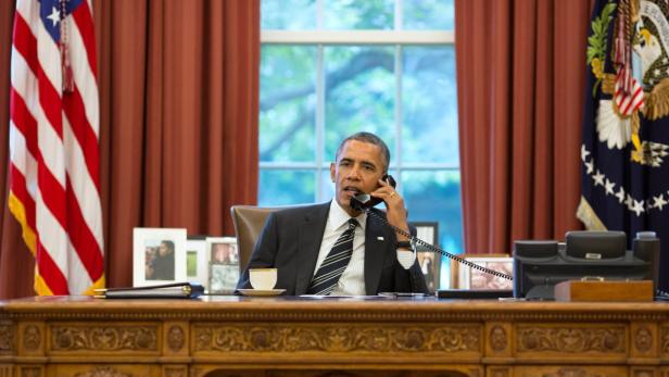 Barack Obama telefoniert im Oval Office.