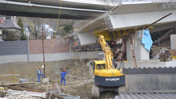 Der Abbruch der eingestürzten Brücke geht schneller als erwartet: Das ermöglicht es den ÖBB, die Bahnstrecke in vier Tagen aufzumachen.