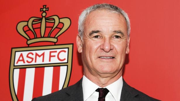 Claudio Ranieri vor dem Logo von AS Monaco.