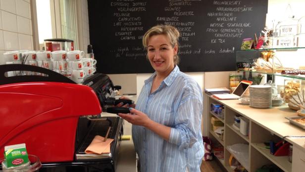 Elisabeth Alexander bei ihrem Ferrari: „Zu einem guten Kaffee gehört eine ordentliche Maschine, der richtige Kaffee, gutes Wasser und Herz und Liebe“