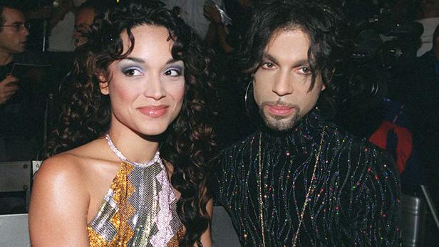 Prince posiert mit einer Frau auf einem Foto.