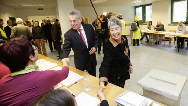 AUSTRIA ELECTIONS Bundespräsident Heinz Fischer gab gemeinsam mit seiner Frau Margit in Wien-Josefstadt seine Stimme ab.