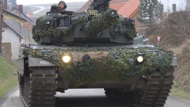 APA5969540-2 - 23112011 - WIEN - ÖSTERREICH: ZU APA-TEXT II - Ein Kampfpanzer &quot;Leopard&quot; des Österreichischen Bumndesheeres. Zwei Drittel der Bundesheer-Panzer sollen verkauft werden. APA-FOTO: HBF/PUSCH