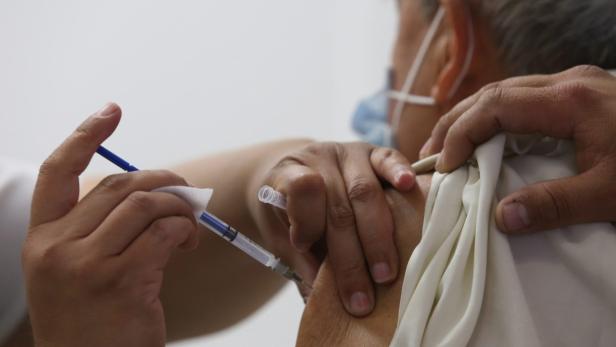 Ein mexikanisches Mädchen wird gegen Grippe geimpft.