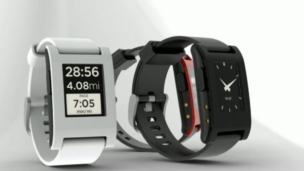 Drei Smartwatches in Weiß, Schwarz und Rot zeigen unterschiedliche Informationen auf ihren Bildschirmen.