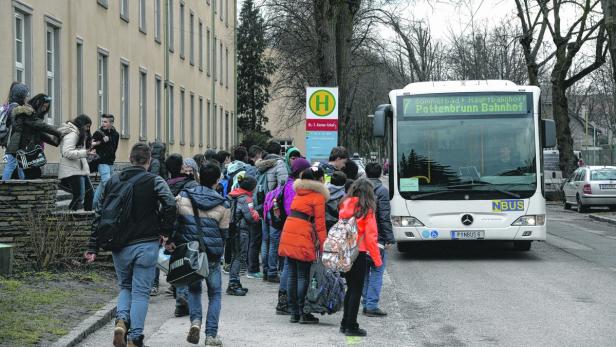 Bis zu 70 Schüler gleichzeitig stürmen in einen Bus.
