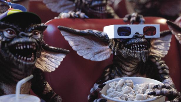 Die Gremlins schauen sich Disneys Klassiker „Schneewittchen und die sieben Zwerge“ an und haben dabei eine große Menge Popcorn-Spaß.