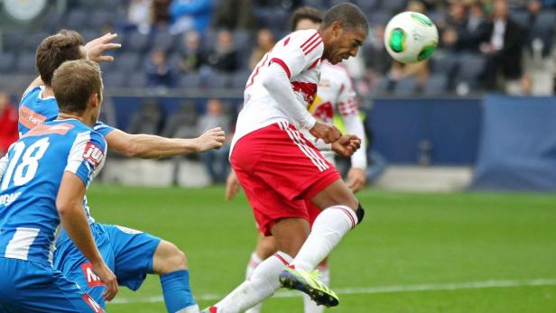 Ein Fußballspieler köpft den Ball während eines Spiels.