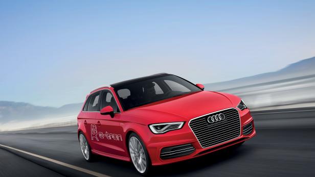 Ein roter Audi A3 e-tron fährt auf einer Landstraße.