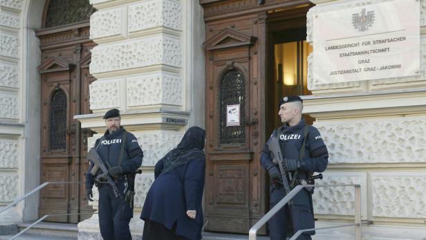 Polizeibeamte vor dem Straflandesgericht in Graz.