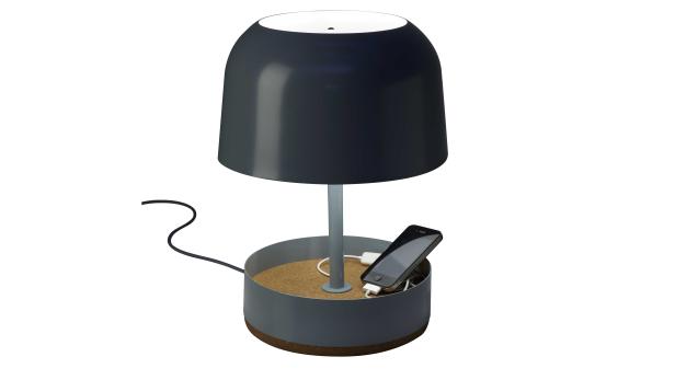 Eine graue Lampe mit integrierter Ladestation für ein Smartphone.