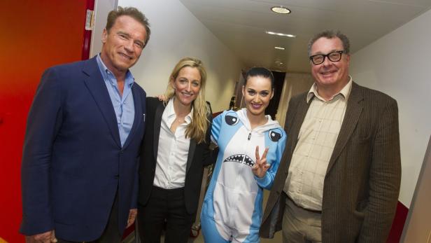 Schwarzenegger (mit US-Botschafterin Alexa Wesner und Stadthallen-Boss Wolfgang Fischer) traf Katy Perry am Donnerstag backstage.