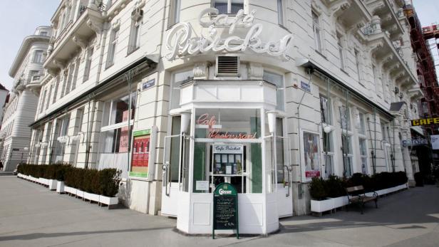 Das Café Prückel in Wien befindet sich in einem eleganten, weißen Eckgebäude.