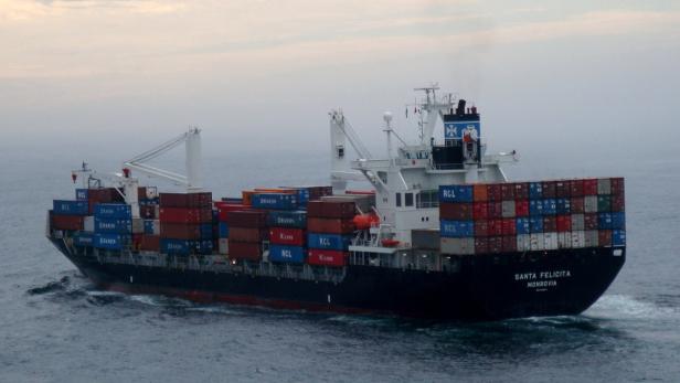 Ein Containerschiff namens „Santa Felicita“ fährt auf dem Meer.