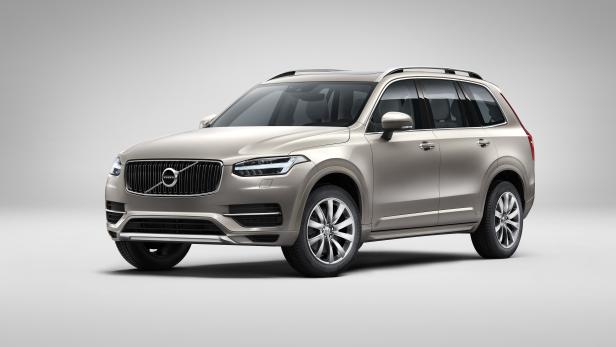 Ein goldfarbener Volvo XC90 vor einem neutralen Hintergrund.