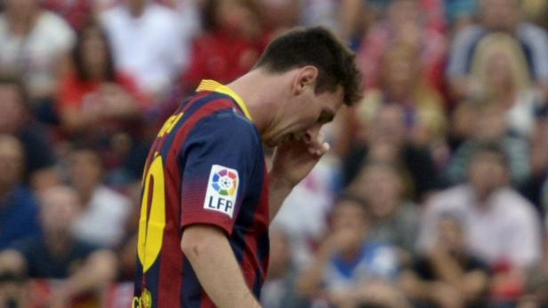 Barcelona's Leo Messi walks after being replaced d Mit gesenktem Kopf schlich Messi in Almería vom Platz.