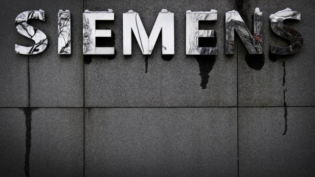 Die Buchstaben des Siemens-Logos an einer grauen Fassade.