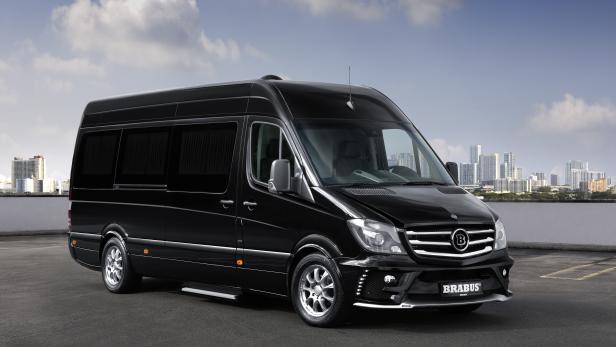 Ein schwarzer Brabus-Van steht vor einer Skyline.