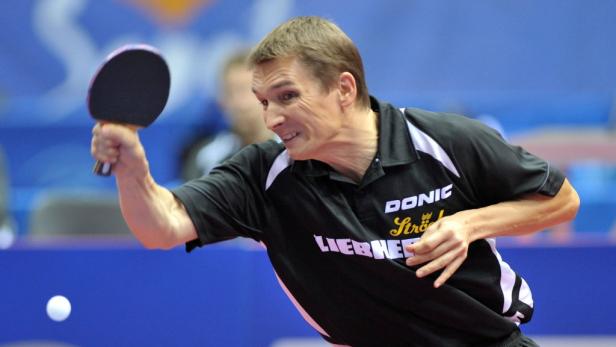 Ein Tischtennisspieler beim Aufschlag.