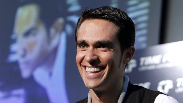 Lächelnder Mann vor einer unscharfen Präsentationswand.