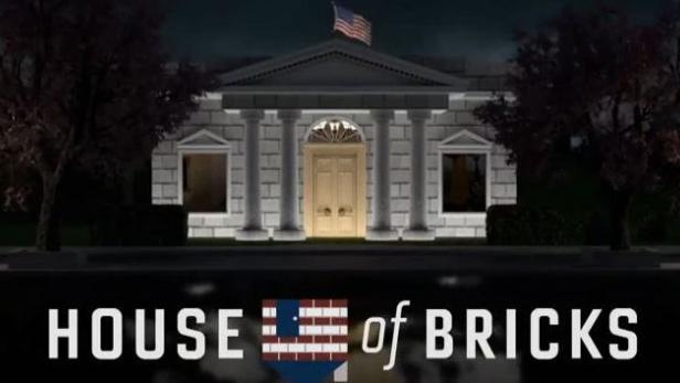 Das „House of Bricks“ mit amerikanischer Flagge auf dem Dach bei Nacht.