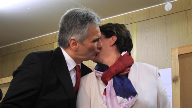 Bussi, Bussi: Faymann herzte Ehefrau Martina bei der Stimmabgabe.