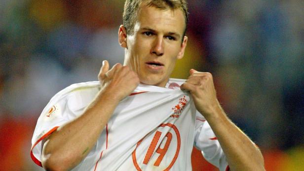 Ja, das ist Arjen Robben und zwar mit Haaren am Kopf und im Dress der niederländischen Nationalmannnschaft. Sein Debüt gab er 2003 beim 1:1-Unentschieden gegen die Auswahl Portugals unter Bondscoach Dick Advocaat.